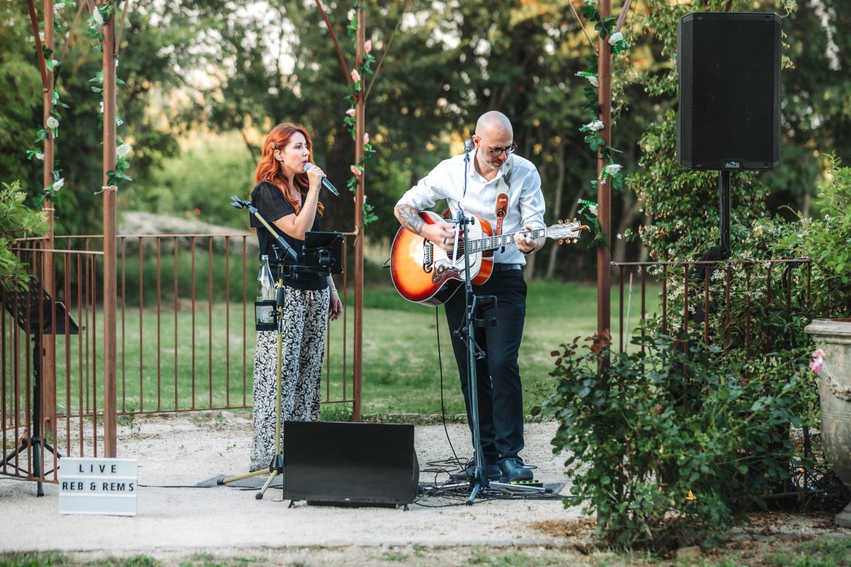 Duo live mariage – Studio R Music Duo live Studio R Music lors d’un mariage en Provence, chanteuse au micro et guitariste